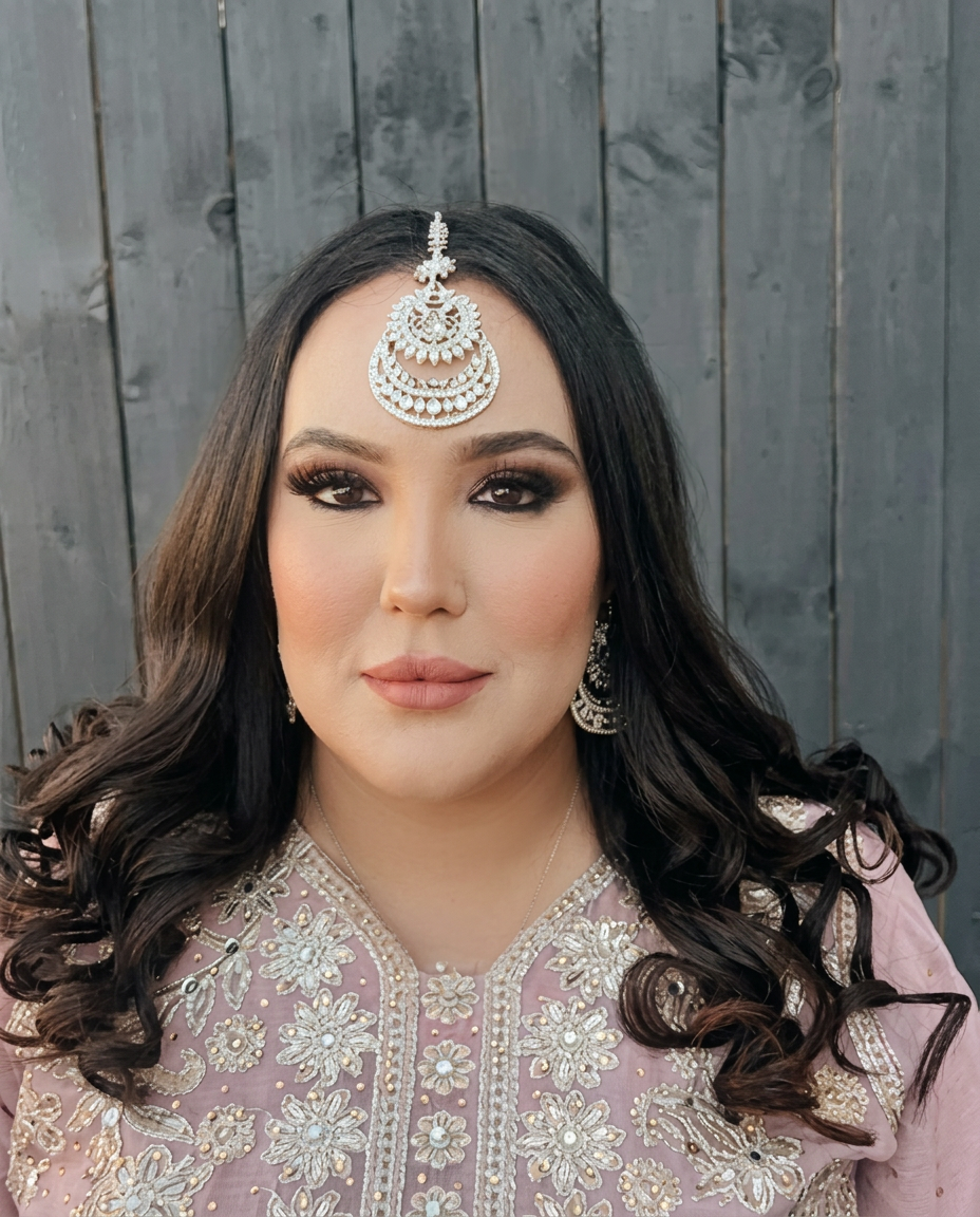 Bridal — soft waves with maang tikka
